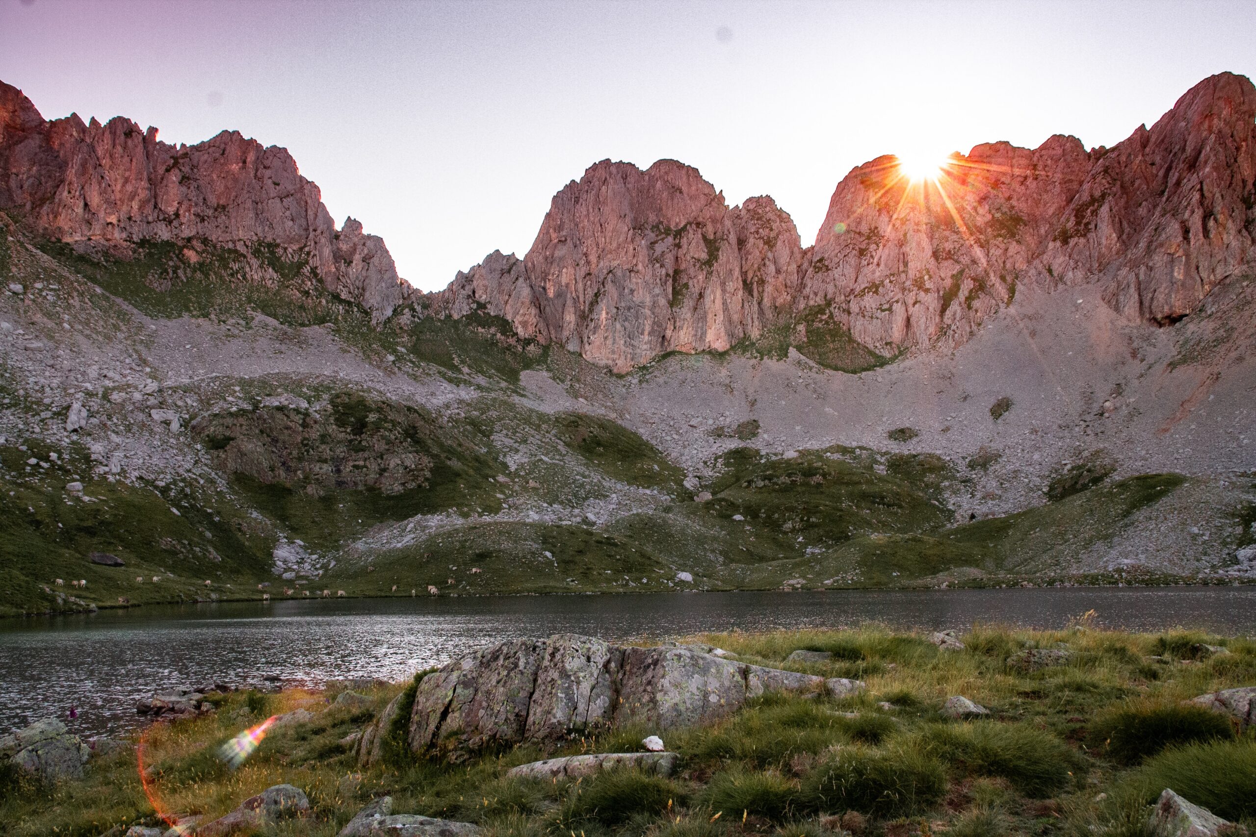 De Pyreneeën met een kloof en een berg op de achtergrond